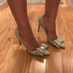 Nude bow heel